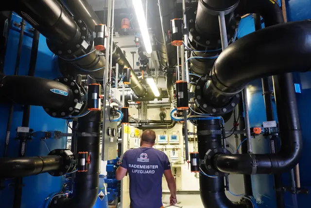 Um 6 Uhr Morgens beginnt die Arbeit der beiden Bademeister in der technischen Anlage.  | Foto: AMG