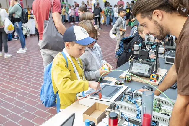 An mehr als 100 Forschungsstationen können sich Nachwuchswissenschaftler im Rahmen des Science Garden Festival informieren. | Foto: Science Garden