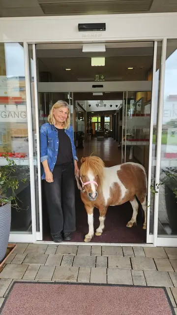 Pflegedienstleiterin Sandra hat bereits Erfahrungen in tiergestützter Therapie.  | Foto: Haus Sebastian