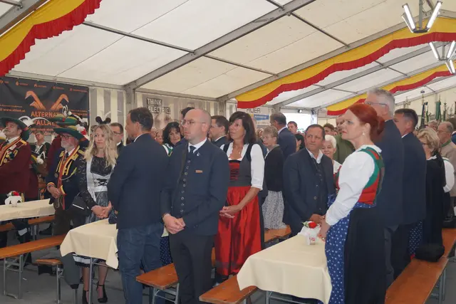 Dem Bataillonsschützenfest 2026 wohnten auch LR Cornelia Hagele als Vertreterin des Landes (und in Wipptaler Tracht) sowie fast alle Bürgermeister der Region bei. | Foto: Kainz