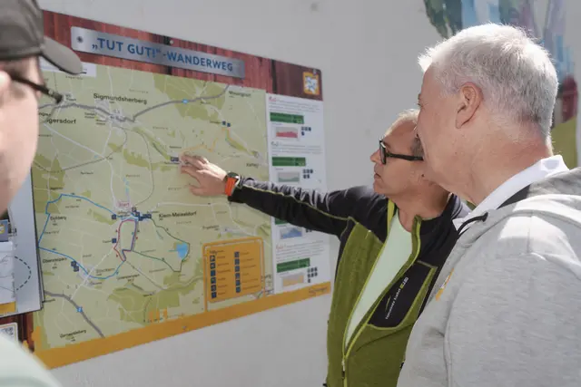 Landesrat Anton Kasser verschafft sich mit Bürgermeister Niko Reisel an der angebrachten Infotafel am Dorfplatz in Klein Meiseldorf einen Überblick über die neuen Meiseldorfer Wanderwege. | Foto: Martin Mathes
