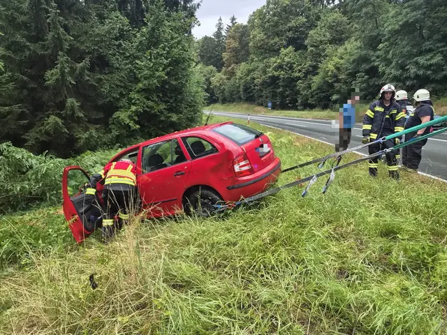 Die Stadtfeuerwehr Oberwart musste einen Pkw aus dem Graben bergen. | Foto: Stadtfeuerwehr Oberwart