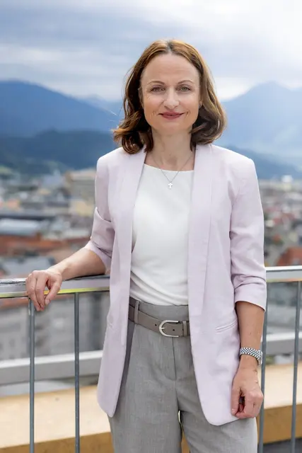 Lisa Berger-Rudisch übernimmt mit Oktober die Leitung des Zentralen Dienstes Kommunikation und Öffentlichkeitsarbeit der Diözese Innsbruck. Die gebürtige Kitzbühelerin bringt langjährige Erfahrung aus Medien, Politik und Unternehmenskommunikation mit. | Foto: Berger-Rudisch 