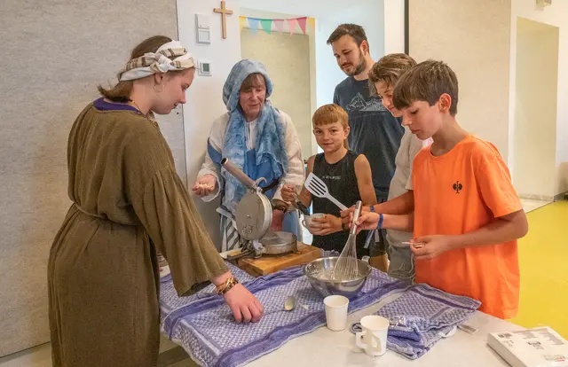 Die Teilnehmer erlebten unter anderem biblische Geschichten mit allen Sinnen, vom Streichelzoo bis zur Hostien-Backstube.  | Foto: Jack Haijes