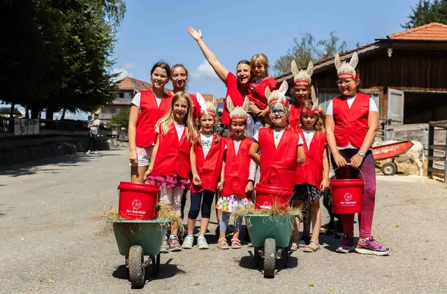 Besucherinnen und Besucher dürfen auch selbst anpacken. | Foto: Gut Aiderbichl