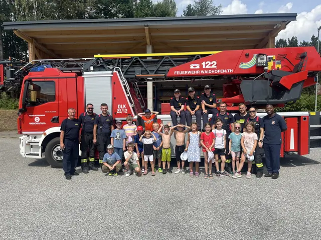 Gruppenbild der Kinder mit den Feuerwehrmitglieder | Foto: FF Waidhofen/Thaya