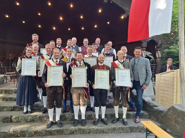 14 Kapellen stellten sich heuer der Marschmusikbewertung, im Bild die Stabführerinnen und -führer mit dem Bewerterteam.  | Foto: Musikbund Rattenberg/Mair