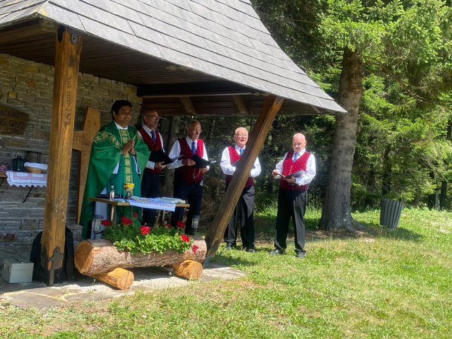 Die Almmesse beim Godinger Almkreuz ist seit mittlerweile 49 Jahren fester Bestandteil im Juli.  | Foto: Privat