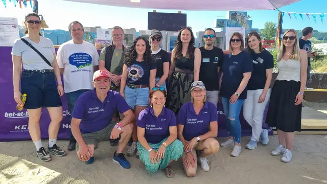 V.l. hinten: Tanja Karlsböck (KEBA), Peter Bernscherer (PC für alle), Erich Hofmarcher (Kiwanis Leonding), Janina Ornella Kraus (Dynatrace), Carmen Tichatschek (Netural), Maria Kolanek (Cloudflight), Mitarbeiter Dynatrace, Nina Gabat (MIC), Silke Gruber (bet-at-home), Vera Eberdorfer (Smarter Ecommerce), v.l. vorne: von DIGITAL MILE Linz + TECH HARBOR Georg Spiesberger, Julia Zarbock und Michaela Wittner  | Foto: Digital Mile Linz