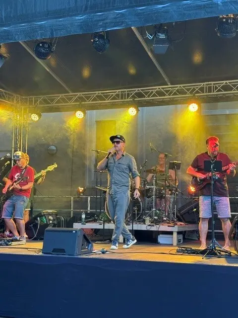 Mit einem stimmungsvollen und gut besuchten Konzert der St. Valentiner Rock-Cover-Band "What´s that" startete das diesjährige Valentiner Sommergfühl erfolgreich in den Kultursommer.  | Foto: Stadt St. Valentin