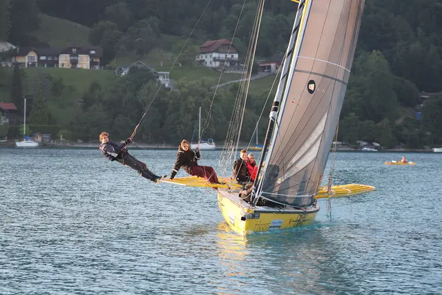 170 Teilnehmer:innen auf 48 Booten stellten sich der Herausforderung über zwölf oder 24 Stunden am Attersee. | Foto: Schmidleitner