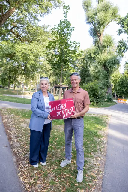 Seit 2022 wurden 928 neue Bäume gepflanzt – für mehr Schatten, ein besseres Stadtklima und lebenswerte öffentliche Räume. Im Bild: Sozialstadträtin Andrea Brandner, Amtsleiter der Stadtgärten Christian Stadler | Foto: Stadt Salzburg/Wildbild
