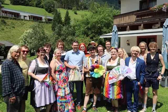 Bei der fünften Unken Pride setze der Verein „Heublumen“ gemeinsam mit Ehrengästen und Unterstützerinnen und Unterstützern ein weiteres Zeichen der Akzeptanz und Vielfalt. | Foto: Heublumen - LGBTQIA+ Initiative
