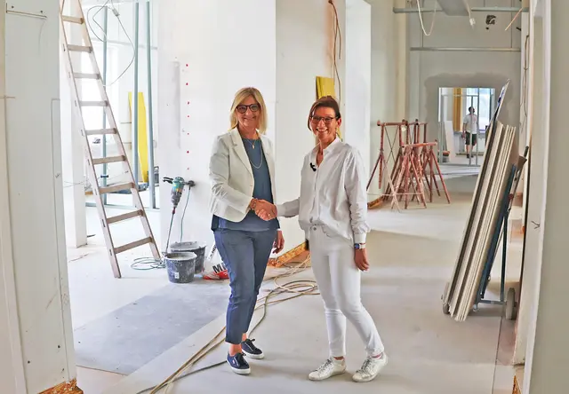 Bürgermeisterin Susanne Kaltenegger stattete der Baustelle einen Besuch ab; im Bild mit Sandra Fuchs. | Foto: Stadt Bruck
