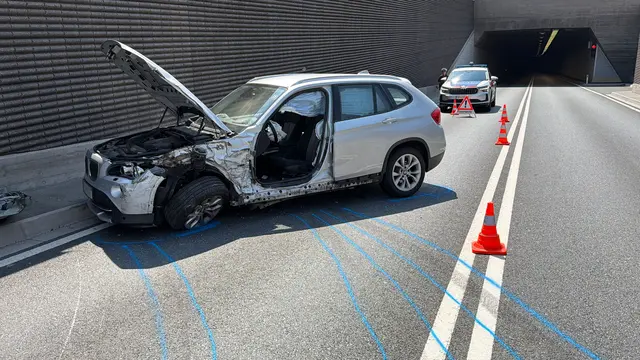 Auf der Loferer Bundesstraße in Scheffau kam es zu einer Kollision zwischen einem Pkw und einem Lkw. | Foto: ZOOM.TIROL