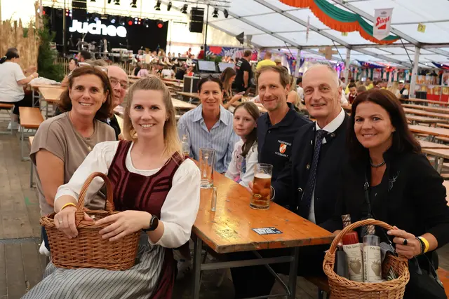 Bürgermeister in netter Runde am frühen Abend bevor sich das Zelt füllte. Den lauen Sommerabend genossen viele bis zum Einbruch der Dunkelheit draußen auf der Festwiese. | Foto: Agnes Etzer