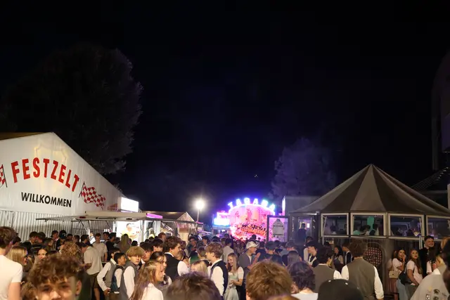 Reges Treiben auf der Festzeltwiese mit einigen Fahrgeschäften. | Foto: Agnes Etzer