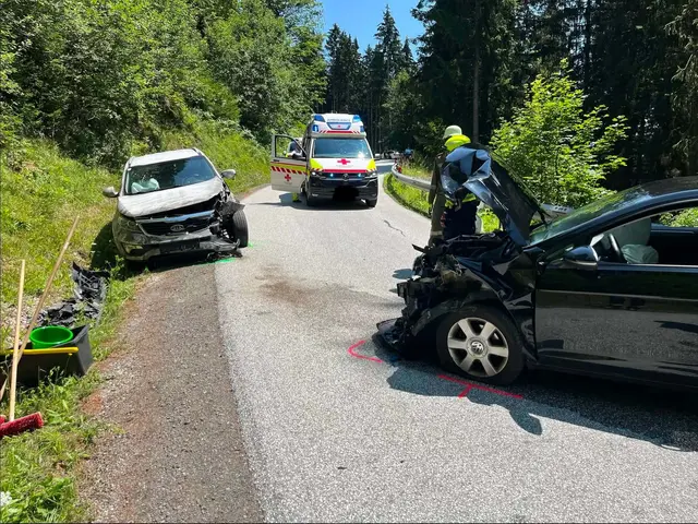Bei einem Frontalcrash auf der Diexer Landesstraße soll eine 18-Jährige schwere, ein 65-Jähriger und seine Beifahrerin leichte Verletzungen erlitten haben. | Foto: Freiwillige Feuerwehr Diex