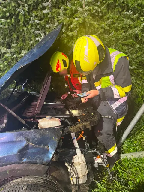 Die Feuerwehr schaltete das Hochspannungssystem des Elektroautos ab. | Foto: FF St.Veit/Glan