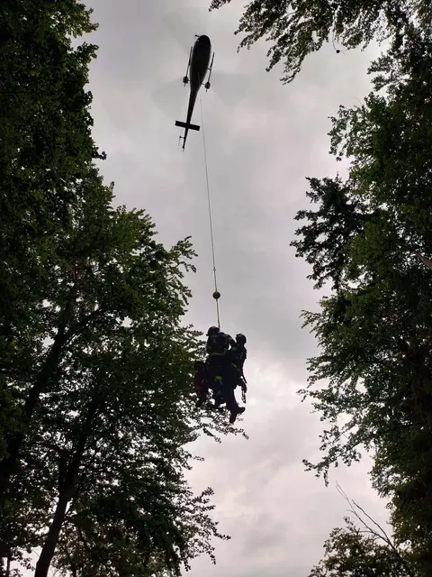Die Einsatzkräfte wurden teils mit einem Hubschrauber zur Einsatzstelle gebracht. | Foto: Feuerwehr St.Jakob im Rosental
