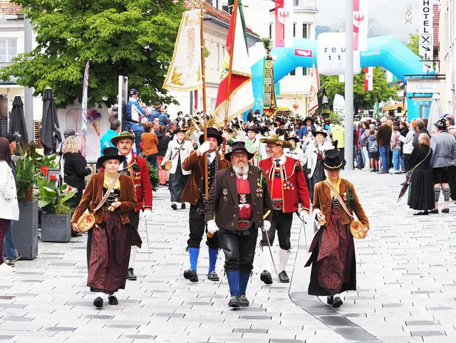 Drei Tage lang stand Reutte im Zeichen von Festen und Feierlichkeiten. Der große Schützenumzug am Sonntag zählte zu den Höhepunkten. | Foto: Robert Pacher