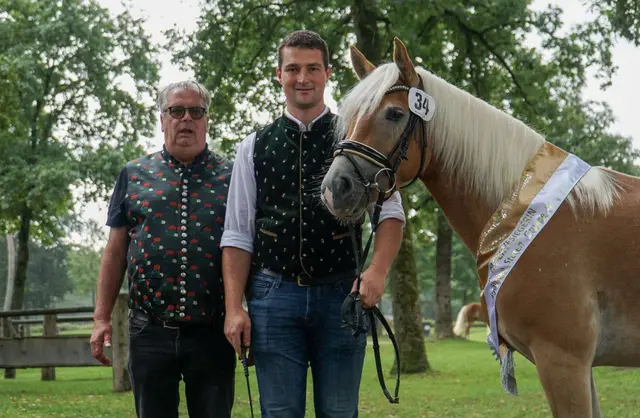 Haflingerzüchter Johann Sternig (links) mit Stute Mira und Manuel Bacher (rechts)  | Foto: Wuzella
