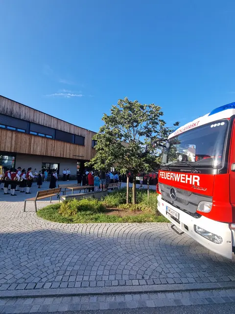 Zu Ehren der Gäste fand ein Aufmarsch aller Feuerwehrjugendgruppen aus Vöcklamarkt statt. | Foto: Gemeinde Vöcklamarkt