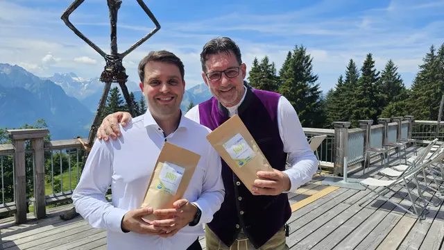 Foto: christian Fasser: Kaffeeologe und Kaffeeröster Alexander Andres ist zu Gast in der 414. Folge „us dr Gondl“ bei Andreas Seeburger am Muttersberg.