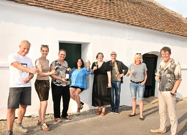 Musiker und Literaten stimmen sich mit einem Glas Wein ein. | Foto: Herbert Schleich