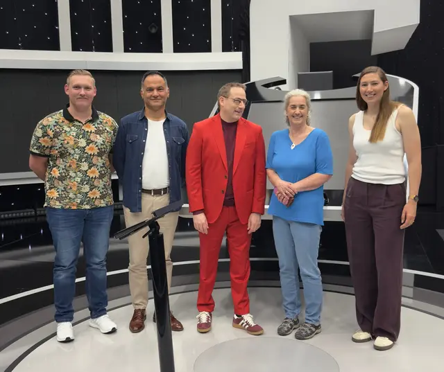 Barbara Zwicker (2. von rechts) mit anderen Kandidaten und Jäger Manuel Hobiger alias "Quizvulkan" (Mitte) im TV-Studio. | Foto: Privat