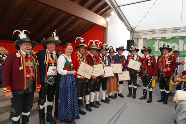 Im Bild die für 50- und 55-jährige Mitgliedschaft geehrten Schützenkameraden mit LR Cornelia Hagele, Viertelkommandant Thomas Zangerl, Bataillonskommandant Paul Hauser, Landesjungschützenbetreuer Rupert Usel und Bataillons-Kdt.-Stv. Mario Nocker | Foto: Kainz