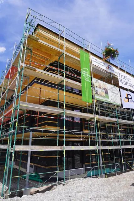 Der Rohbau steht, im Frühjahr 2027 soll das Wohnprojekt fertiggestellt sein.  | Foto: AMG