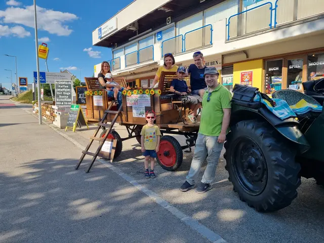 Kerstin Kampf und Anton sowie Brigitta und Wolfram Hausleithner mit Enkel Aaron mit Fahrer Werner Prokop und Sohn Elias. | Foto: Markus Kahrer