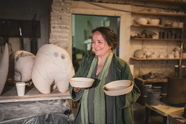 Künstlerin, Ausstellungsmacherin, Performerin und vierfache Mutter. Selma Etareri arbeitet seit 21 Jahren in ihrer Galerie und ihrem Studio "Da Loam" in der Grazer Mariahilfer Straße. | Foto: Bernd Grosseck