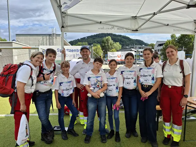  Team „Notfoi? Stainz kummt!“ beim Bewerbsstart mit dem Leiter der Abteilung Jugendrotkreuz Steiermark Patrick Kuba-Lackner