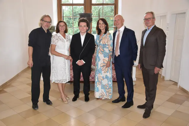 Am Wochenende fand das Kulturfest im Schloss Walpersdorf statt. Im Bild am ersten Abend: Harald Kosik, Doris Schmidl, Vsevolod Zavidov, Ursula Liebmann, Stephan Frotz, Harald Gruber.  | Foto: Michaela Müller