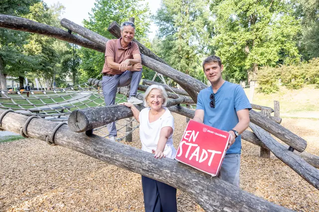 Stellten die Umfrage im Lehener Park vor. Im Bild: v.l.: Amtsleiter der Stadtgärten Christian Stadler, Stadträtin Andrea Brandner und Jugendbeauftragter Lukas Holzmann | Foto: Doris Wild / wildbild