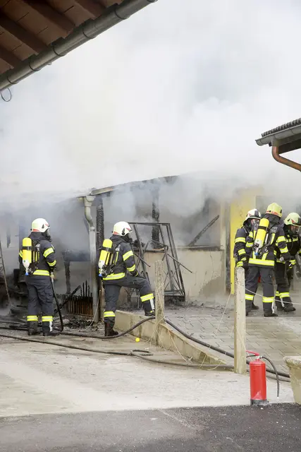 Das Feuer war in einem Lagerschuppen ausgebrochen. | Foto: Manfred Fesl