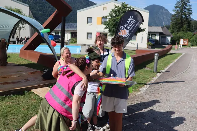 Die bereits fünfte Unken Pride startete mit einem traditionellen Bürgermeisterempfang und im Anschluss folgte der Demozug durch das Gemeindegebiet. | Foto: Heublumen - LGBTQIA+ Initiative