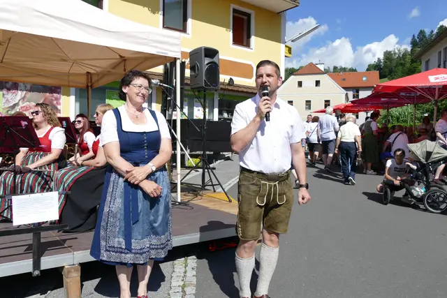 Bgm. Stefan Hold und Brigitte Notter, die Verantwortliche für den 39. Krapfenkirtag, bei der Eröffnung | Foto: Foto: Putz