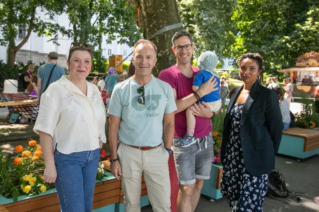 Bei der Stadtoase vor Ort: (v.l.n.r.: Planungsstadträtin Anna Schiester, Bürgermeister Bernhard Auinger, Vizebürgermeister Kay-Michael Dankl, Gemeinderätin Folasade Soyoye) | Foto: Stadt Salzburg/Anna Pirato