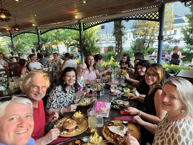 Gemeinsames Abendessen mit Lackners Laptopklasse zum 20-jährigen Maturaklassentreffen (JG 2006) - mit dabei auch Mathematik- und Physikprofessor Reinhold Korner (links) | Foto: (c) hlwspittal Adolf Lackner / Richard Krämmer