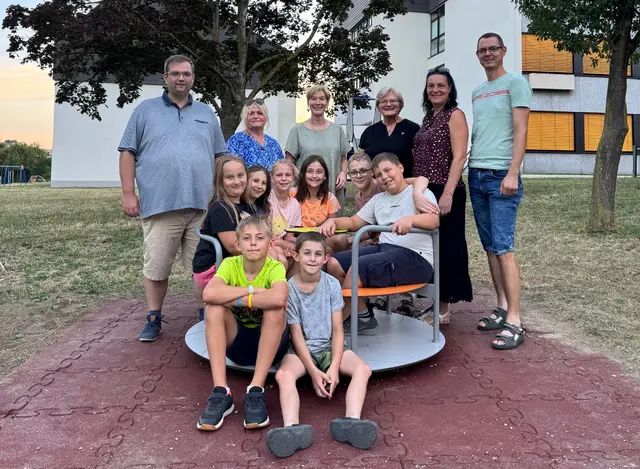 JugendGR Alexander Zeh, GR Manuela Miklauschina, BGM Monika Fischer, VizeBGM Erika Zeh, GR Michaela Waxenegger und GR Hannes Büchinger mit den Kindern Andreas, Anton, Carina, Hanna, Magdalena, Magdalena, Sebastian und Tobias. | Foto: Marktgemeinde Pyhra