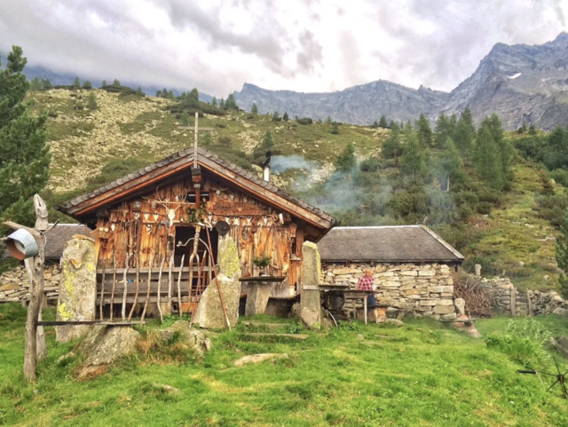 Die Almhütte auf der Zeischalm ist ein Sammelsurium von Kuriositäten und spiegelt die Sammelleidenschaft des Hirten wieder. ©w. Kräutler