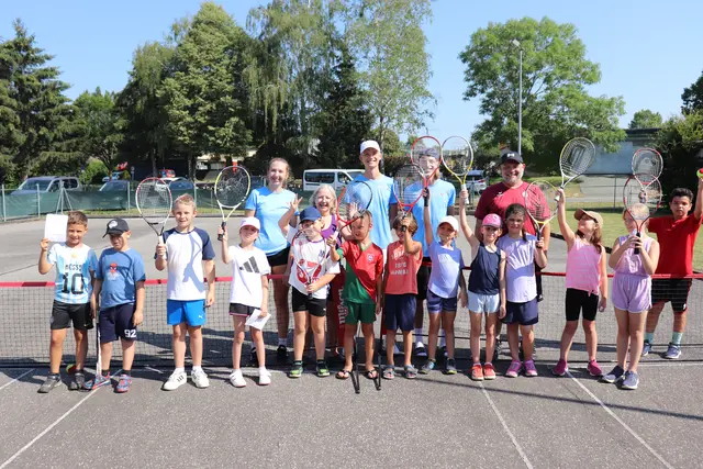 UTC Jennersdorf mit Obmann Jürgen Gumhold, seinem Team, Union-Präsidentin Karin Ofner und Kindern bei der Tennis-Station. | Foto: Sportunion