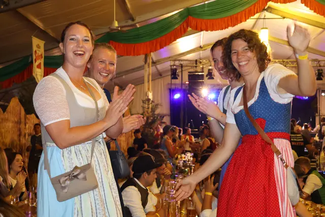 Volles Zelt mit bester Stimmung beim Altenmarkter Sommerfest. Es war feiern auf der Zeltwiese angesagt. | Foto: Agnes Etzer