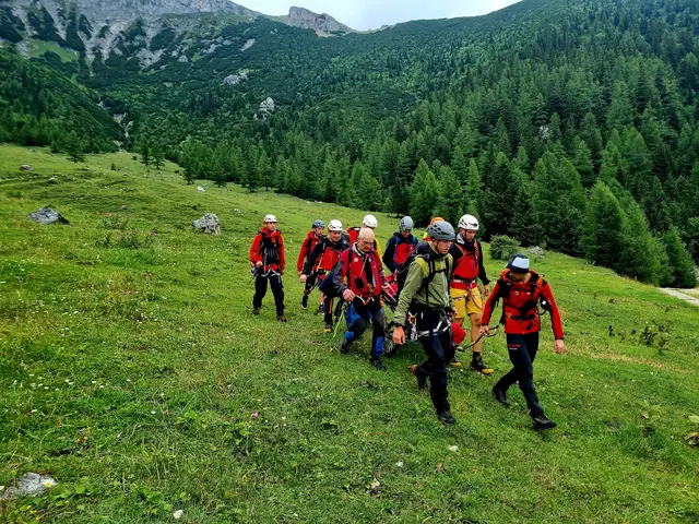 Die Verletzten mussten von der Bergrettung ins Tal gebracht werden, ein Einsatz des Rettungshubschraubers war nicht möglich. 
