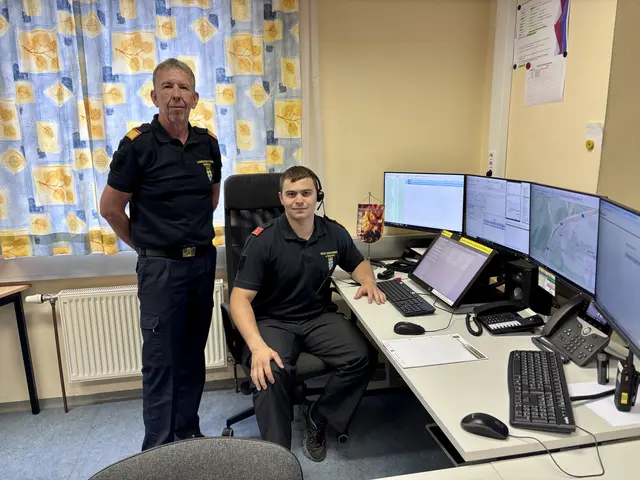 Bezirksfeuerwehrkommandant Alois Zaussinger und Disponent Alexander Thürr gewährten Einblicke in den Echtbetrieb. | Foto: Alexandra Goll