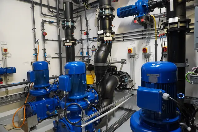 Die Pumpen sind neben den Filtern das Herzstück der Anlage.  | Foto: AMG