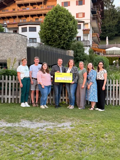 6.390 Euro konnten an den Sozialfonds der Bäuerinnen übergeben werden. | Foto: Tiroler Bauernbund